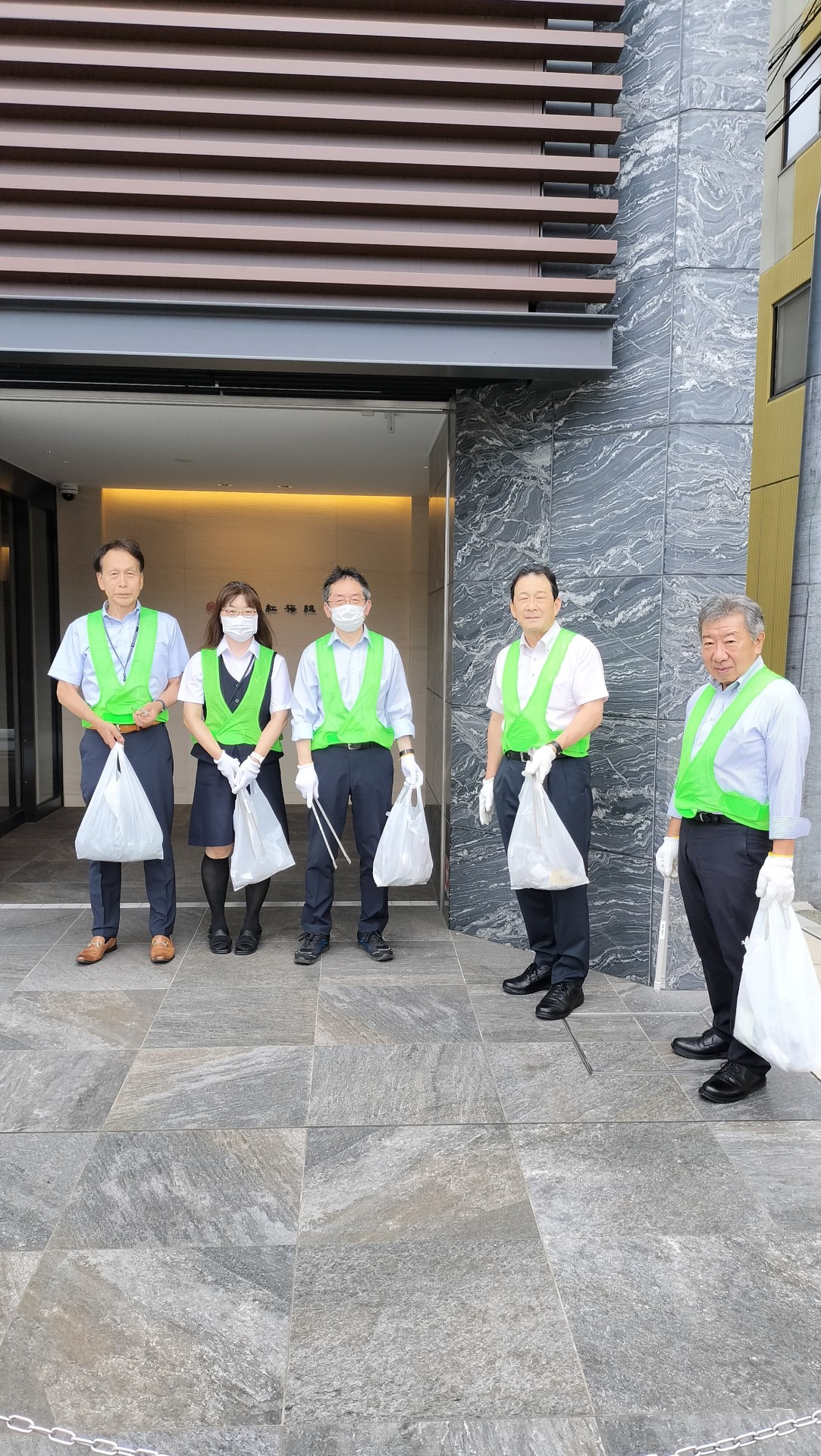 月例、会社周辺（西区戸部本町～花咲町）の清掃活動を行いました