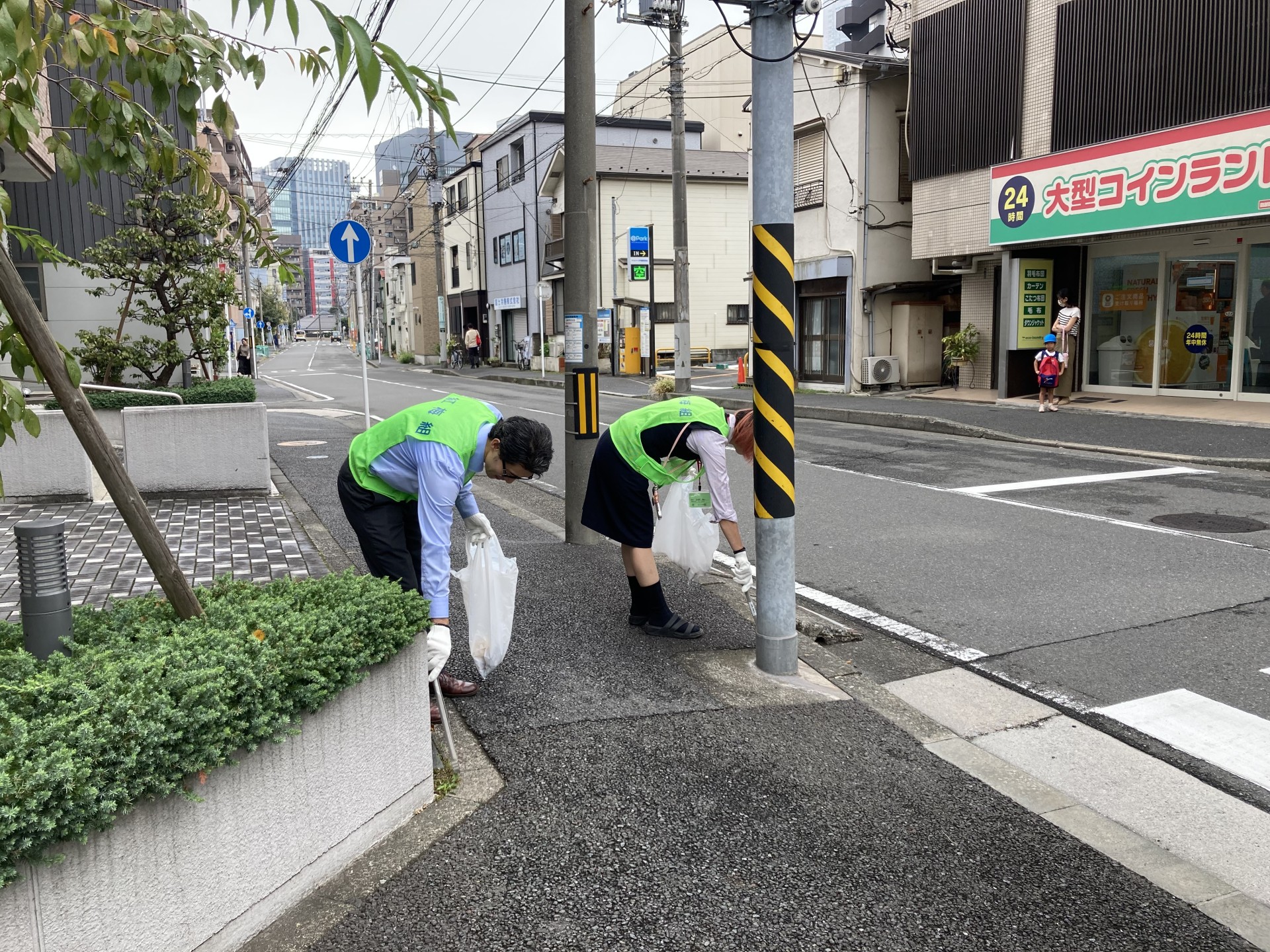 月例、会社周辺（西区戸部本町～花咲町）の清掃活動を行いました。