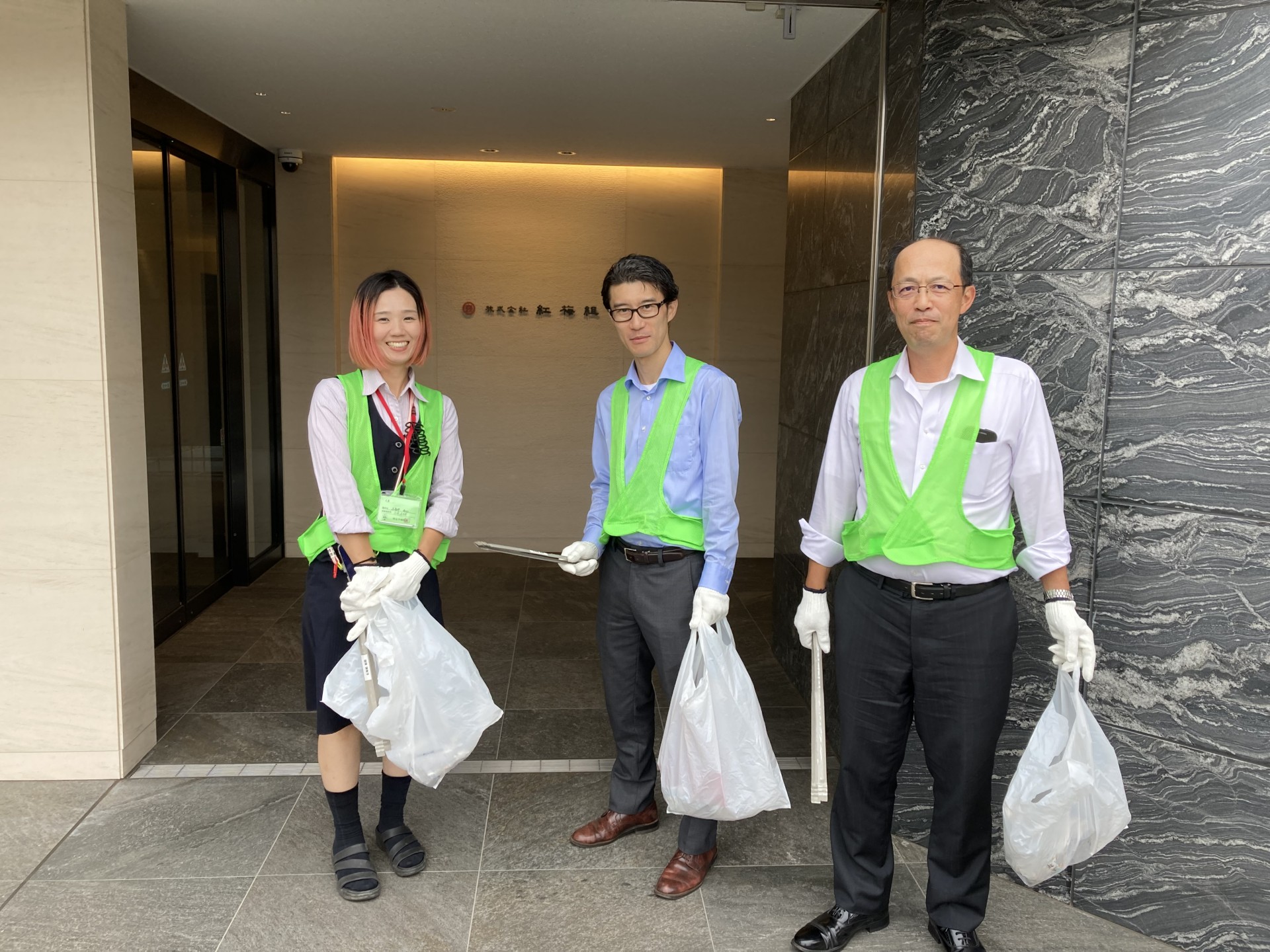 月例、会社周辺（西区戸部本町～花咲町）の清掃活動を行いました。