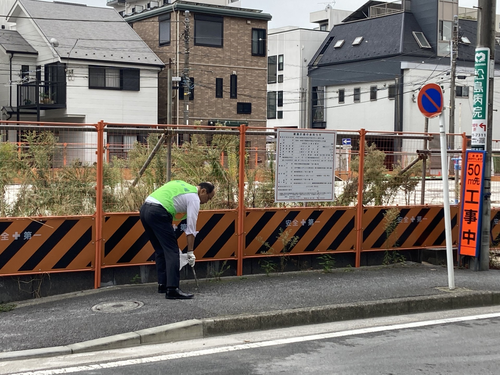 月例、会社周辺（西区戸部本町～花咲町）の清掃活動を行いました。