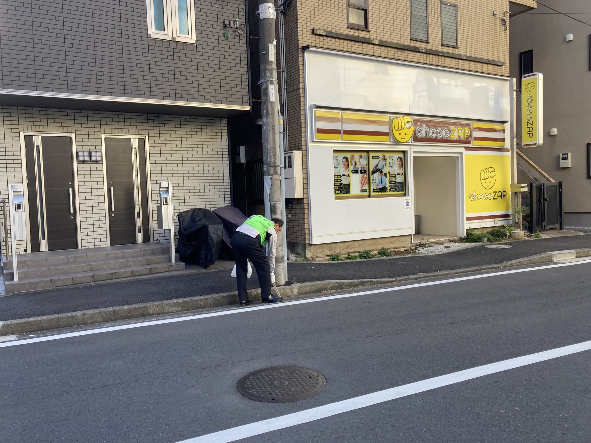 月例、会社周辺（西区戸部本町～花咲町）の清掃活動を行いました。