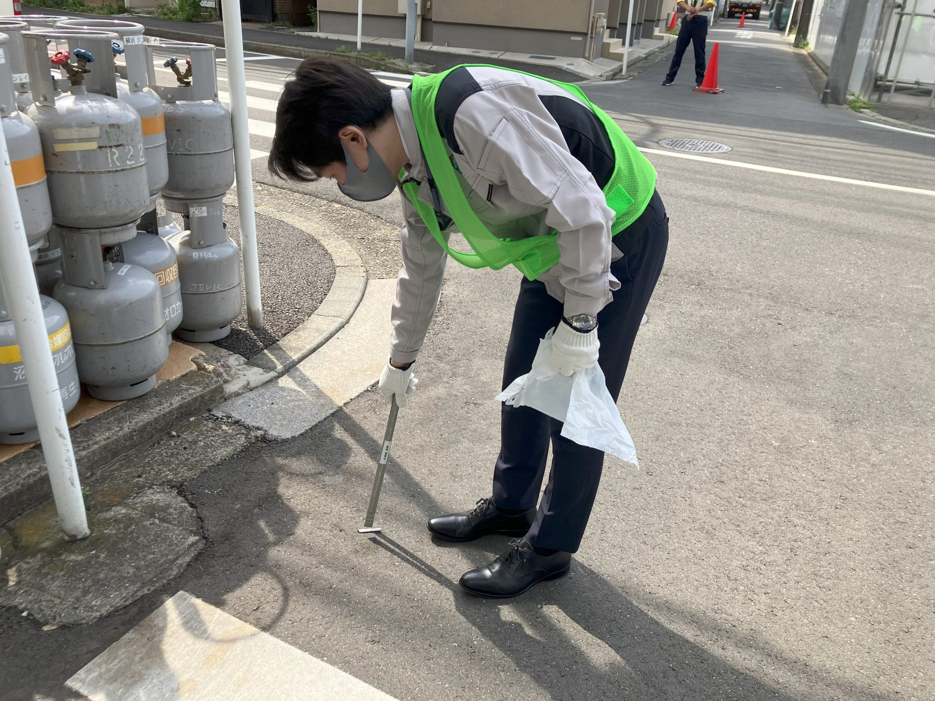 月例、会社周辺（西区戸部本町～花咲町）の清掃活動を行いました。
