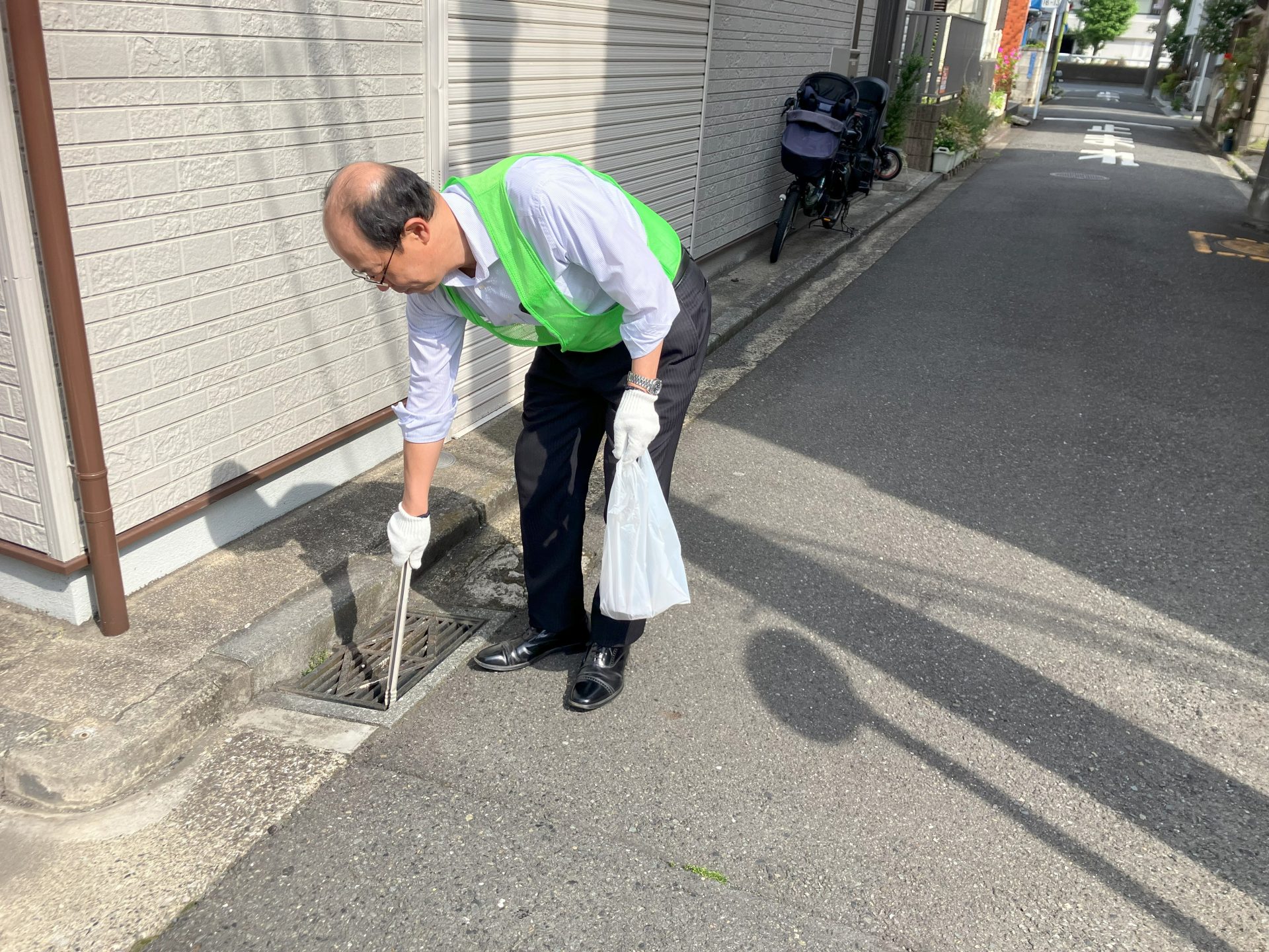 月例、会社周辺（西区戸部本町～花咲町）の清掃活動を行いました。