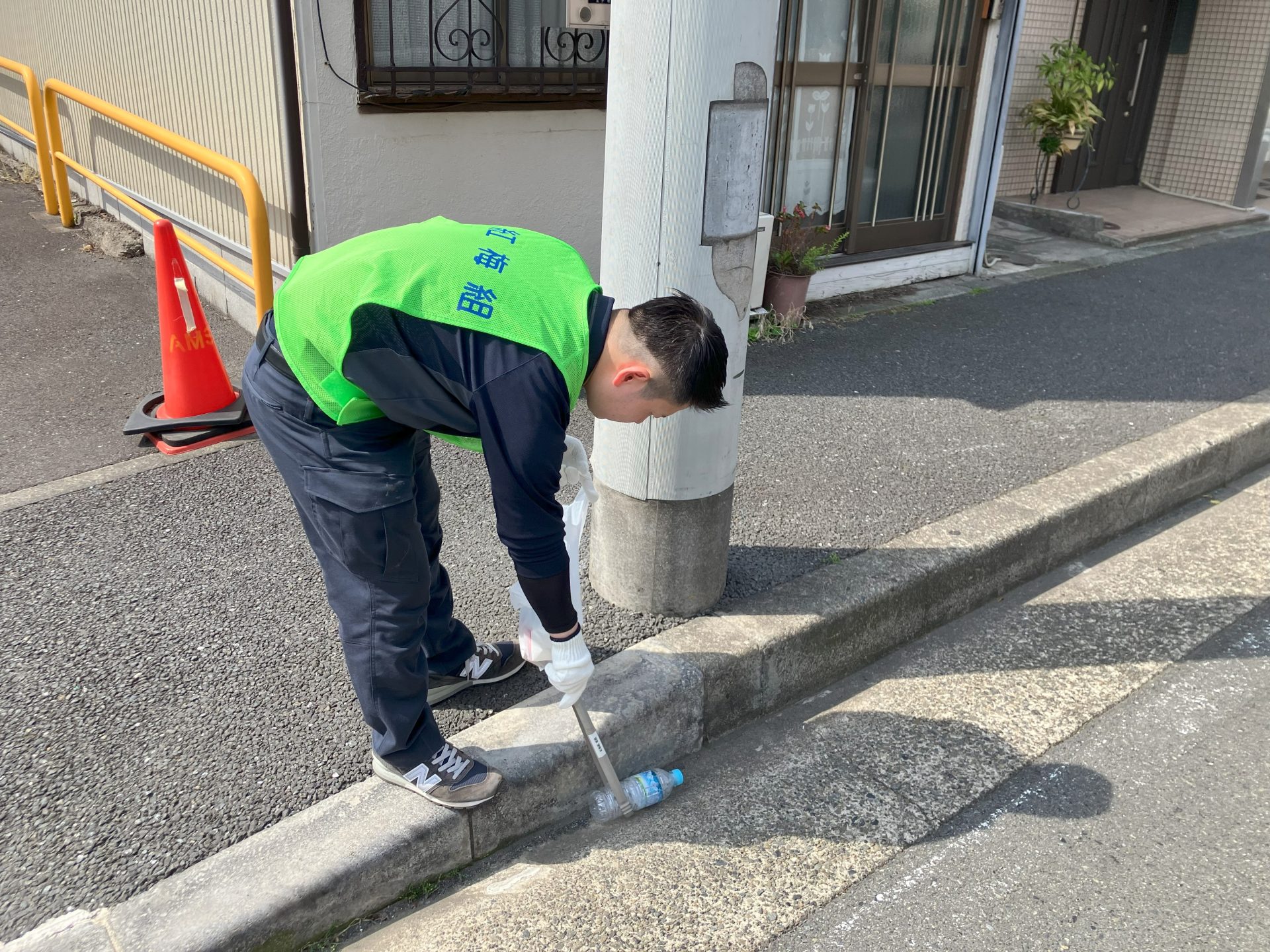 月例、会社周辺（西区戸部本町～花咲町）の清掃活動を行いました。