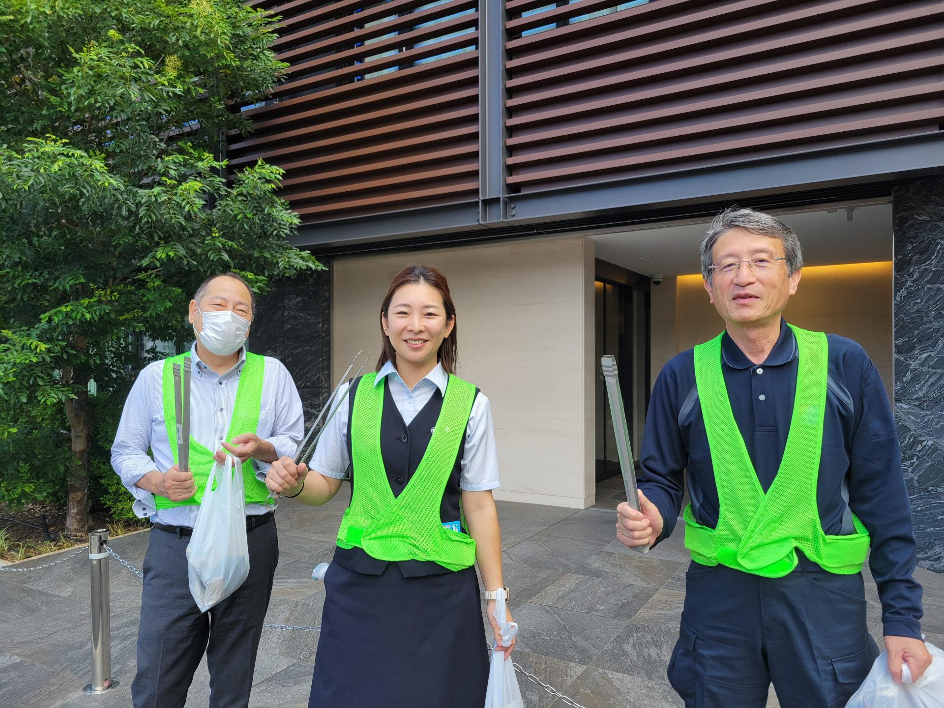 月例、会社周辺（西区戸部本町～花咲町）の清掃活動を行いました。
