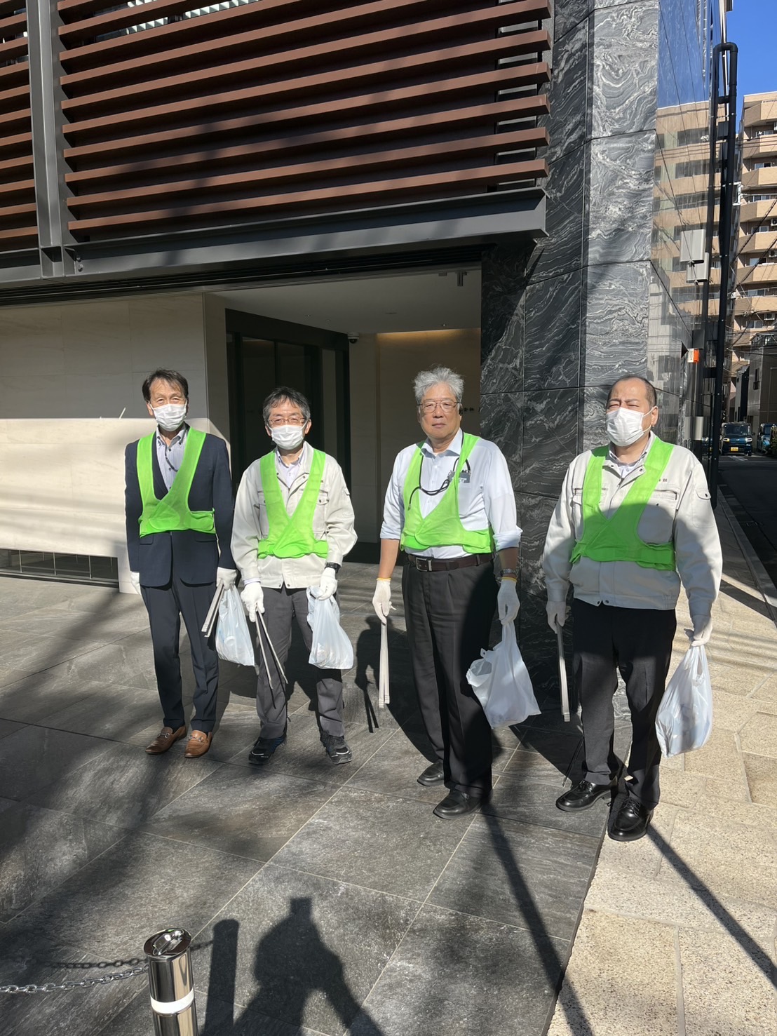 月例、会社周辺（西区戸部本町～花咲町）の清掃活動を行いました。