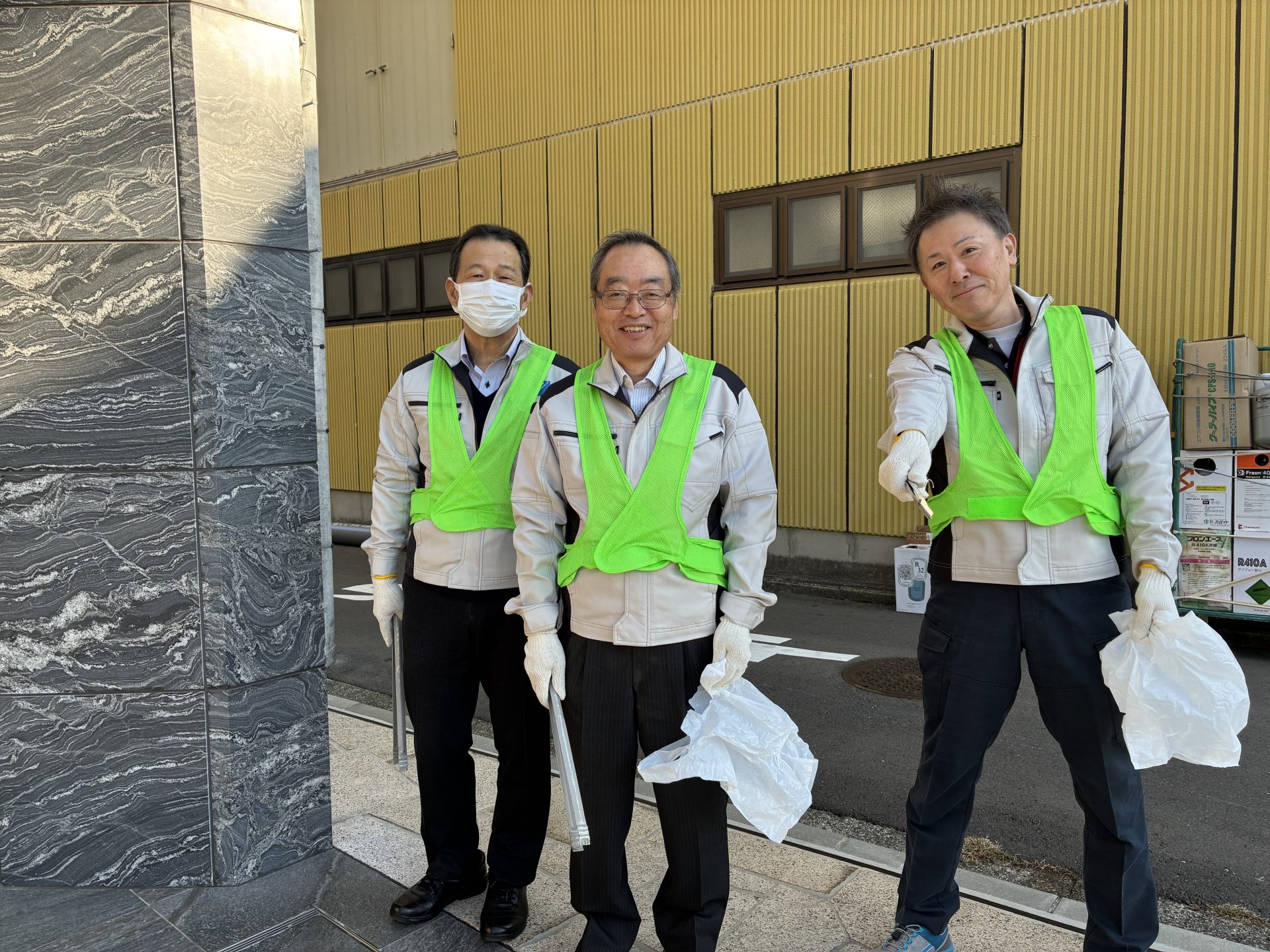 月例、会社周辺（西区戸部本町～花咲町）の清掃活動を行いました。