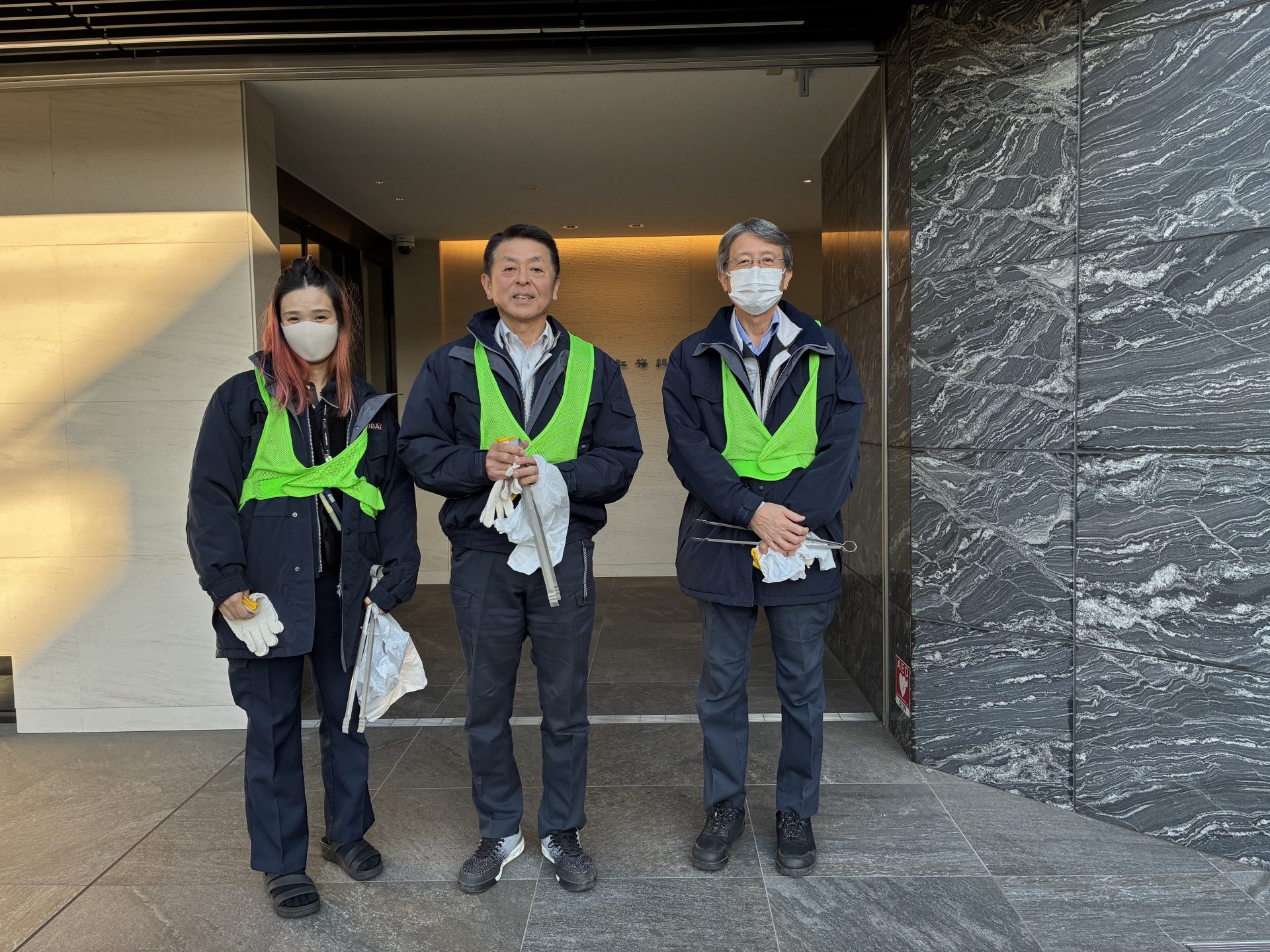 月例、会社周辺（西区戸部本町～花咲町）の清掃活動を行いました。