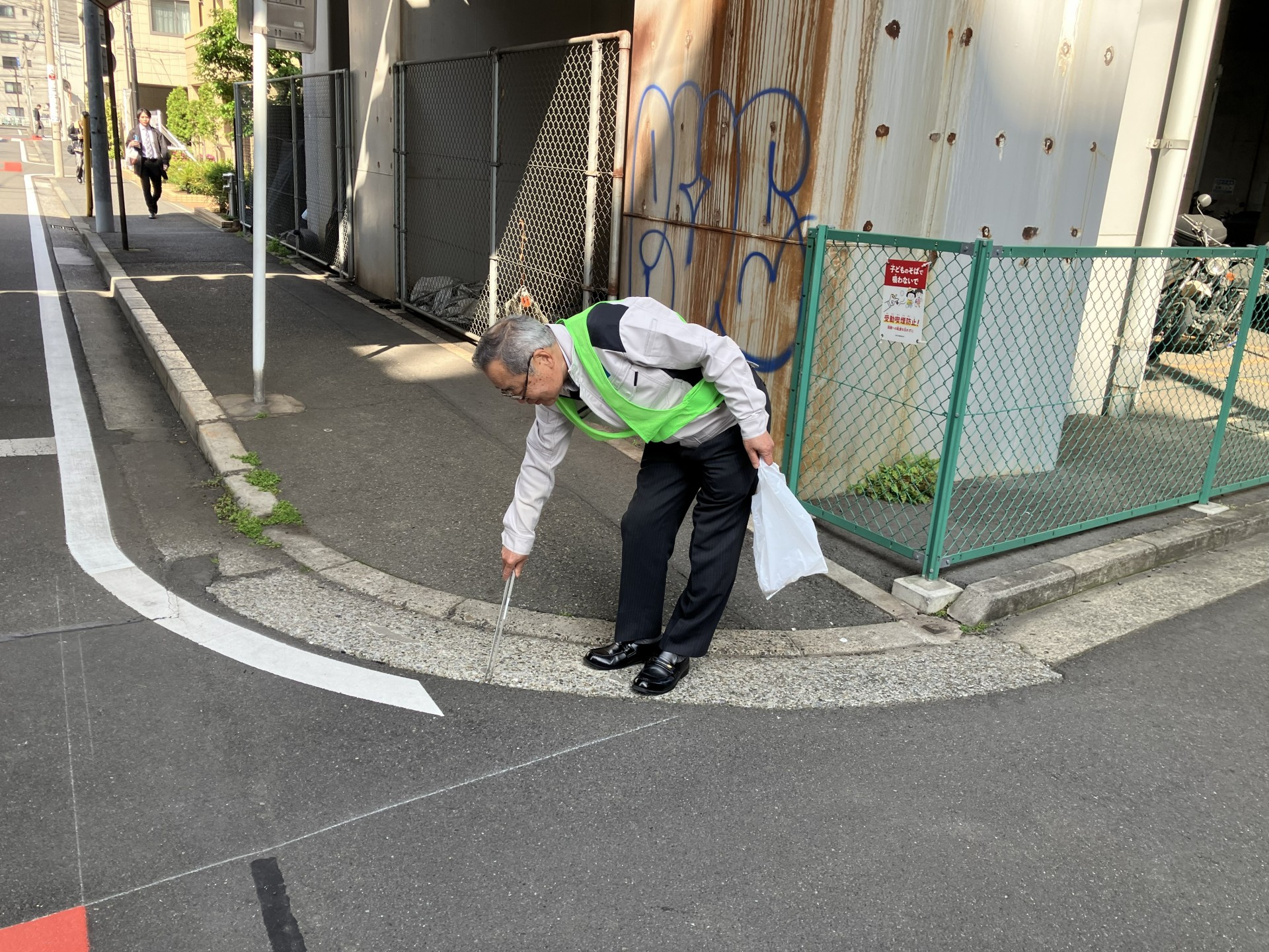 月例、会社周辺（西区戸部本町～花咲町）の清掃活動を行いました。