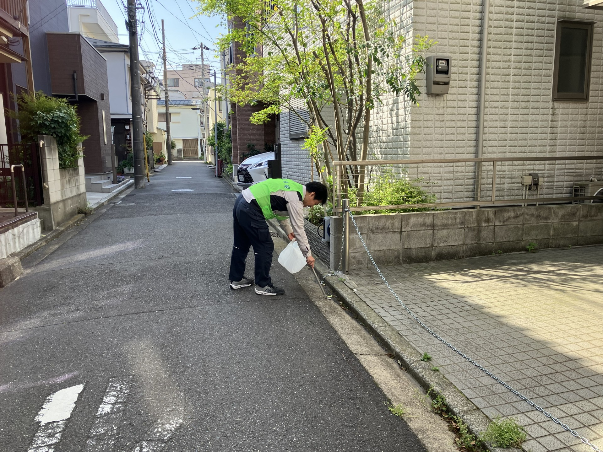 月例、会社周辺（西区戸部本町～花咲町）の清掃活動を行いました。