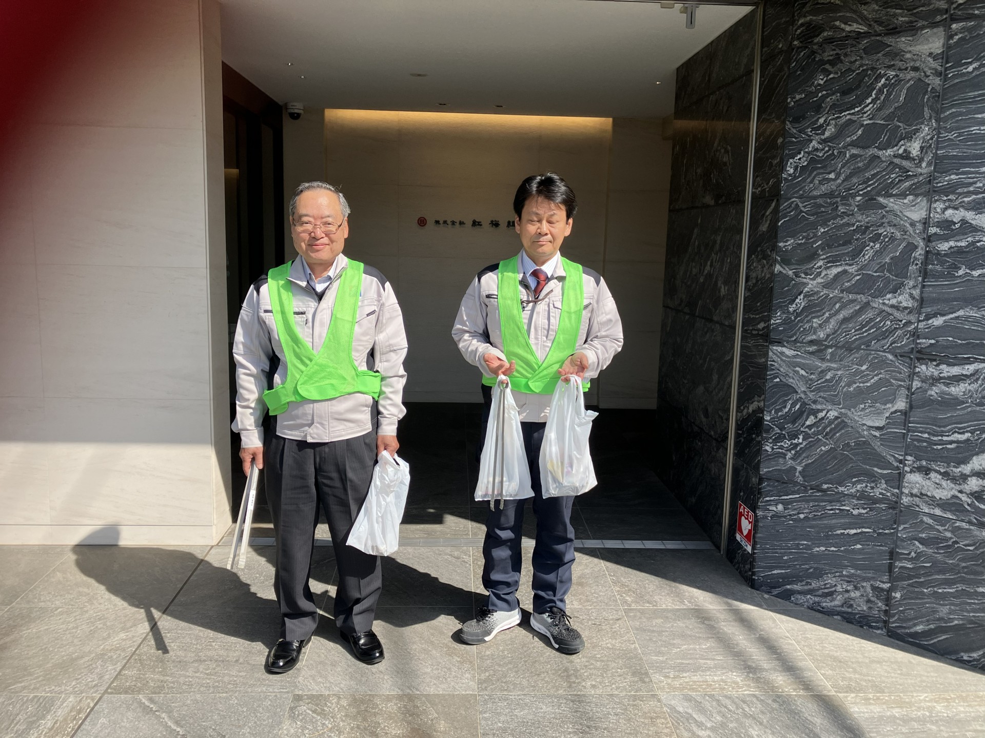 月例、会社周辺（西区戸部本町～花咲町）の清掃活動を行いました。