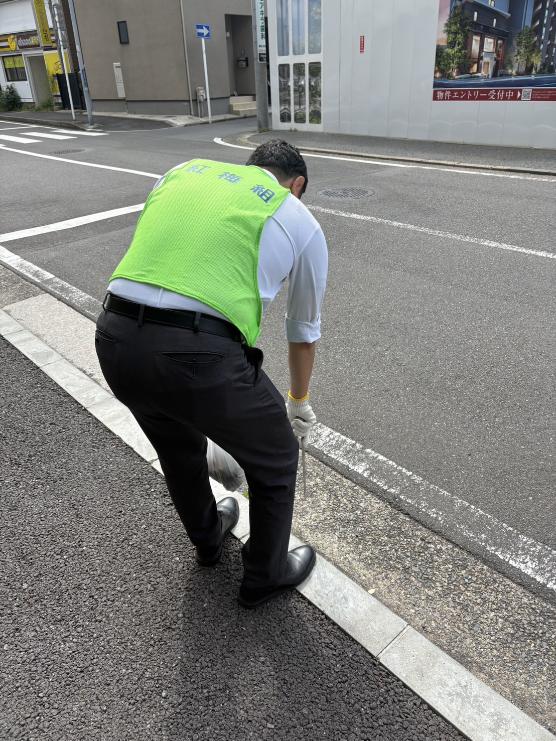 月例、会社周辺（西区戸部本町～花咲町）の清掃活動を行いました。