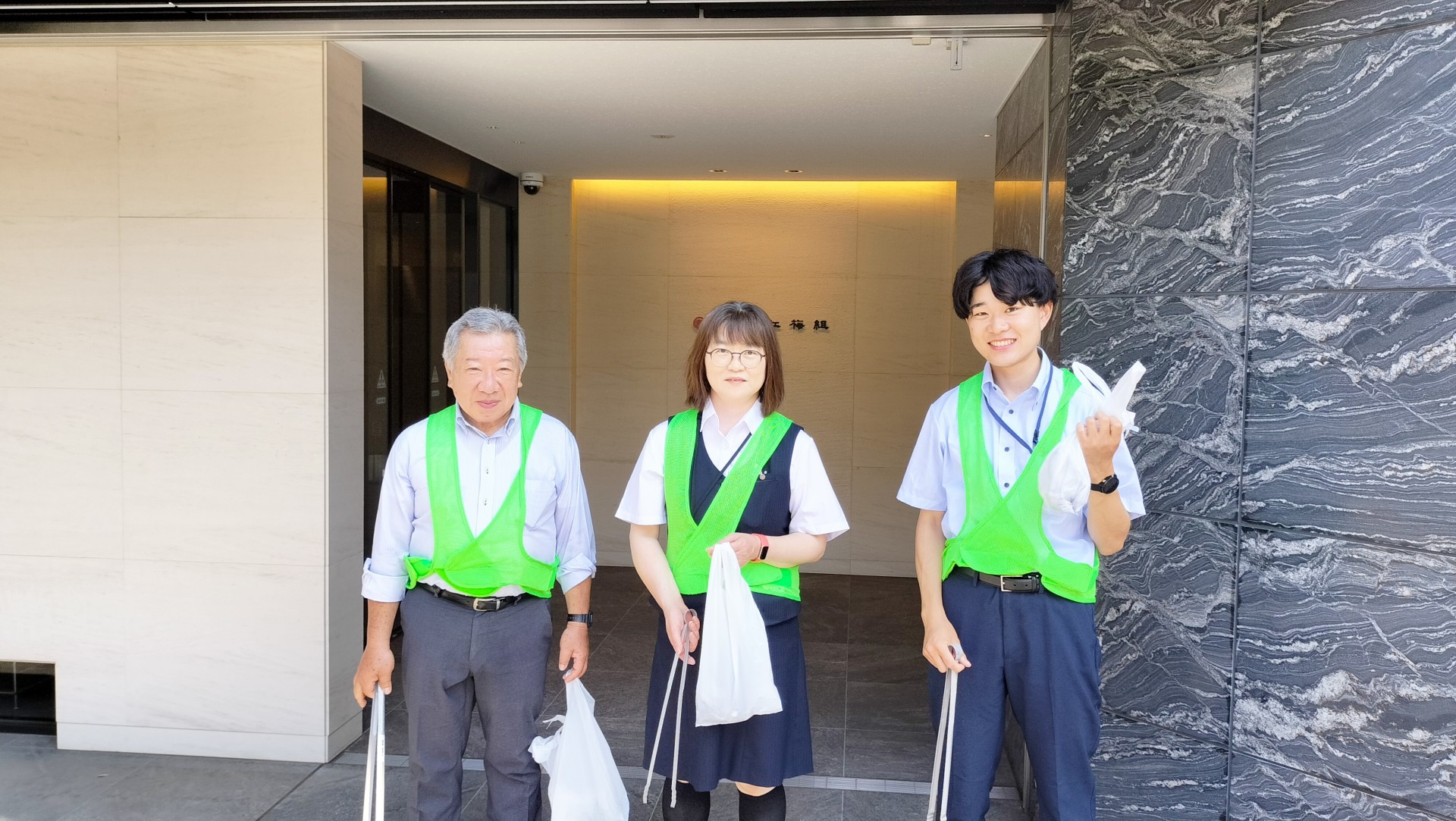 月例、会社周辺（西区戸部本町～花咲町）の清掃活動を行いました。