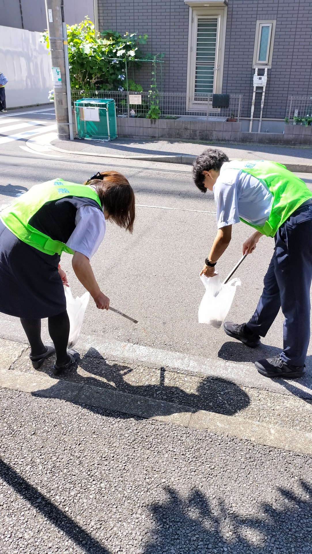 月例、会社周辺（西区戸部本町～花咲町）の清掃活動を行いました。