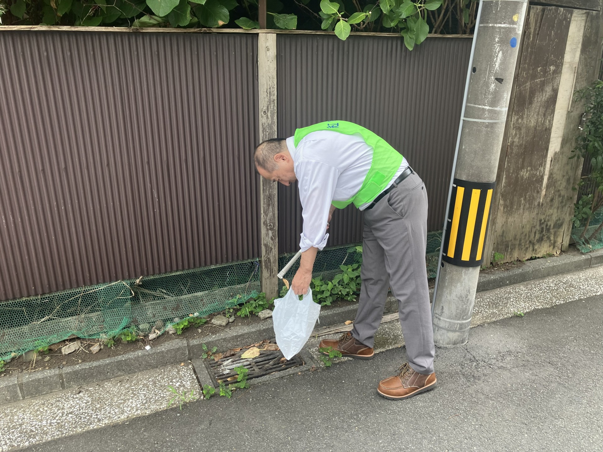 月例、会社周辺（西区戸部本町～花咲町）の清掃活動を行いました。