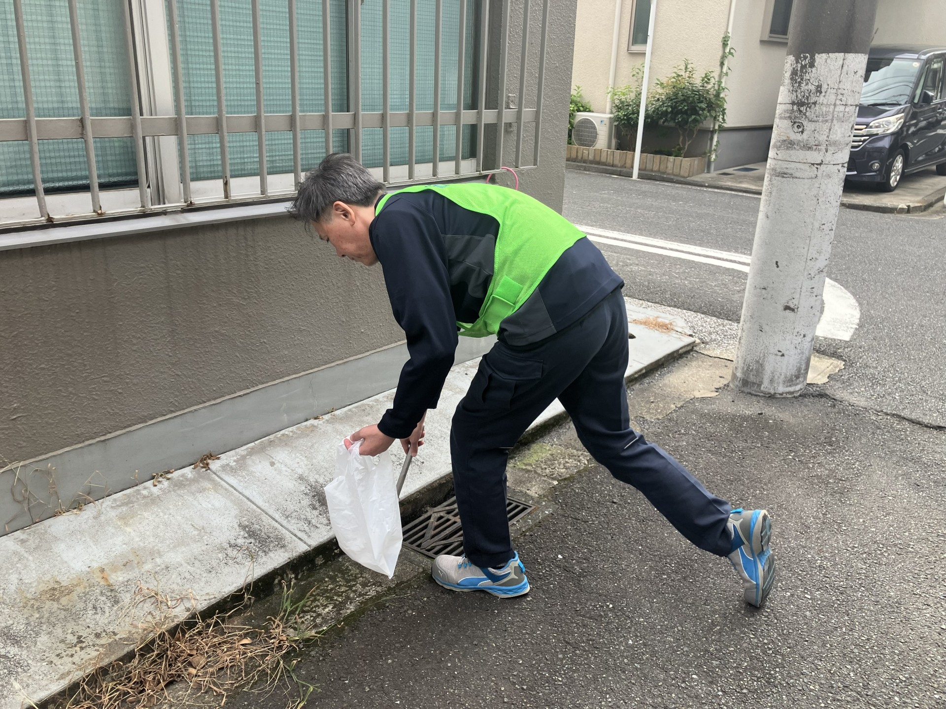 月例、会社周辺（西区戸部本町～花咲町）の清掃活動を行いました。