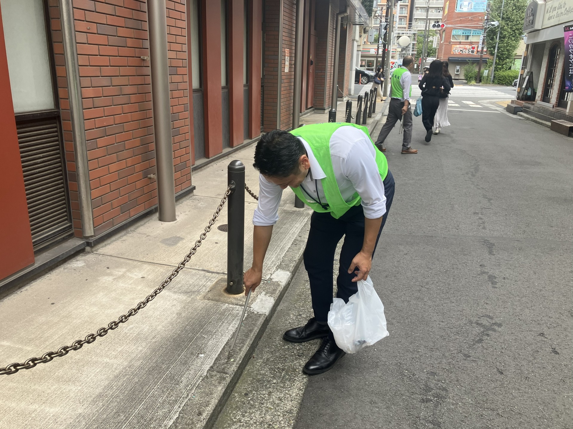 月例、会社周辺（西区戸部本町～花咲町）の清掃活動を行いました。