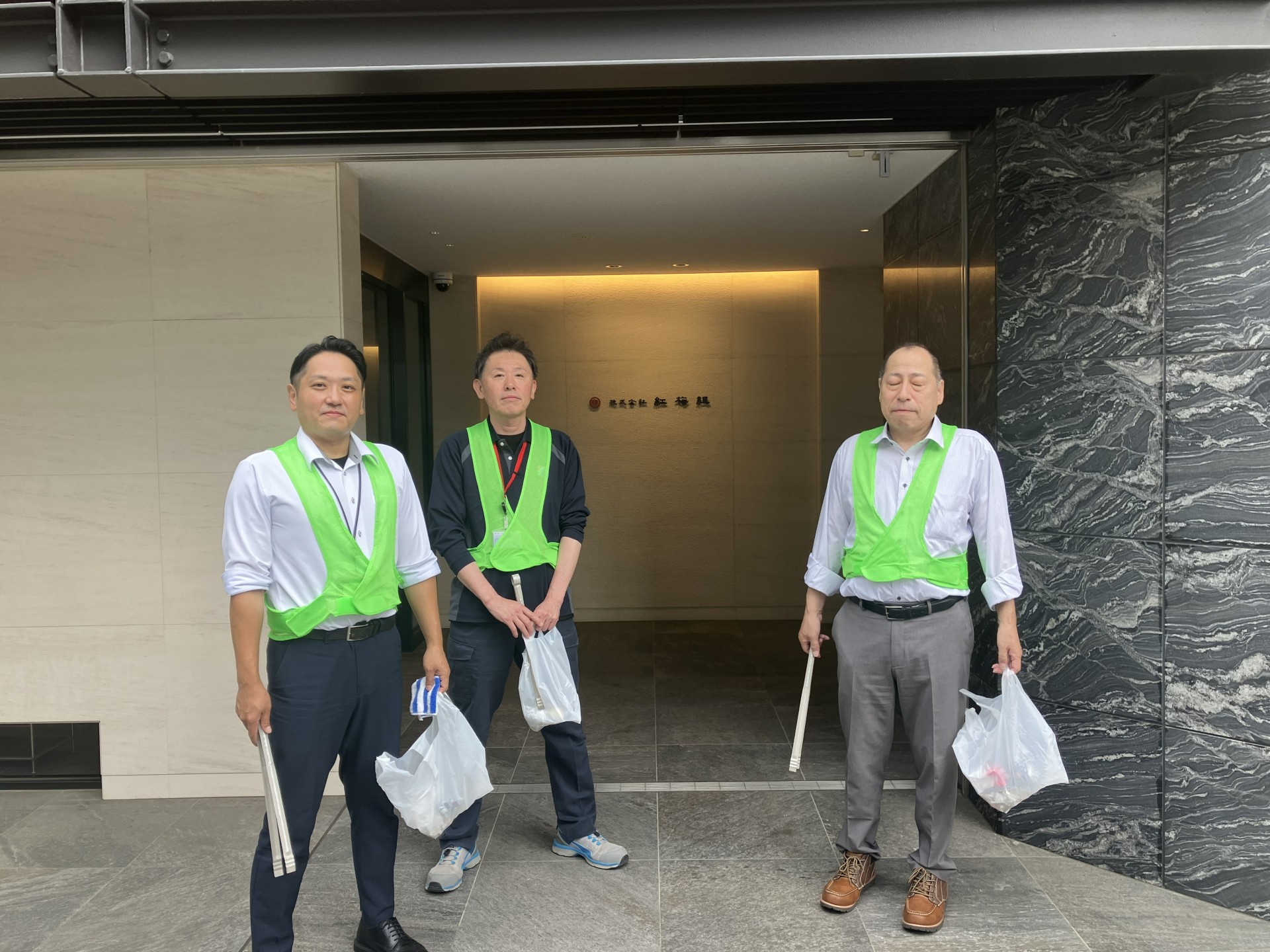 月例、会社周辺（西区戸部本町～花咲町）の清掃活動を行いました。