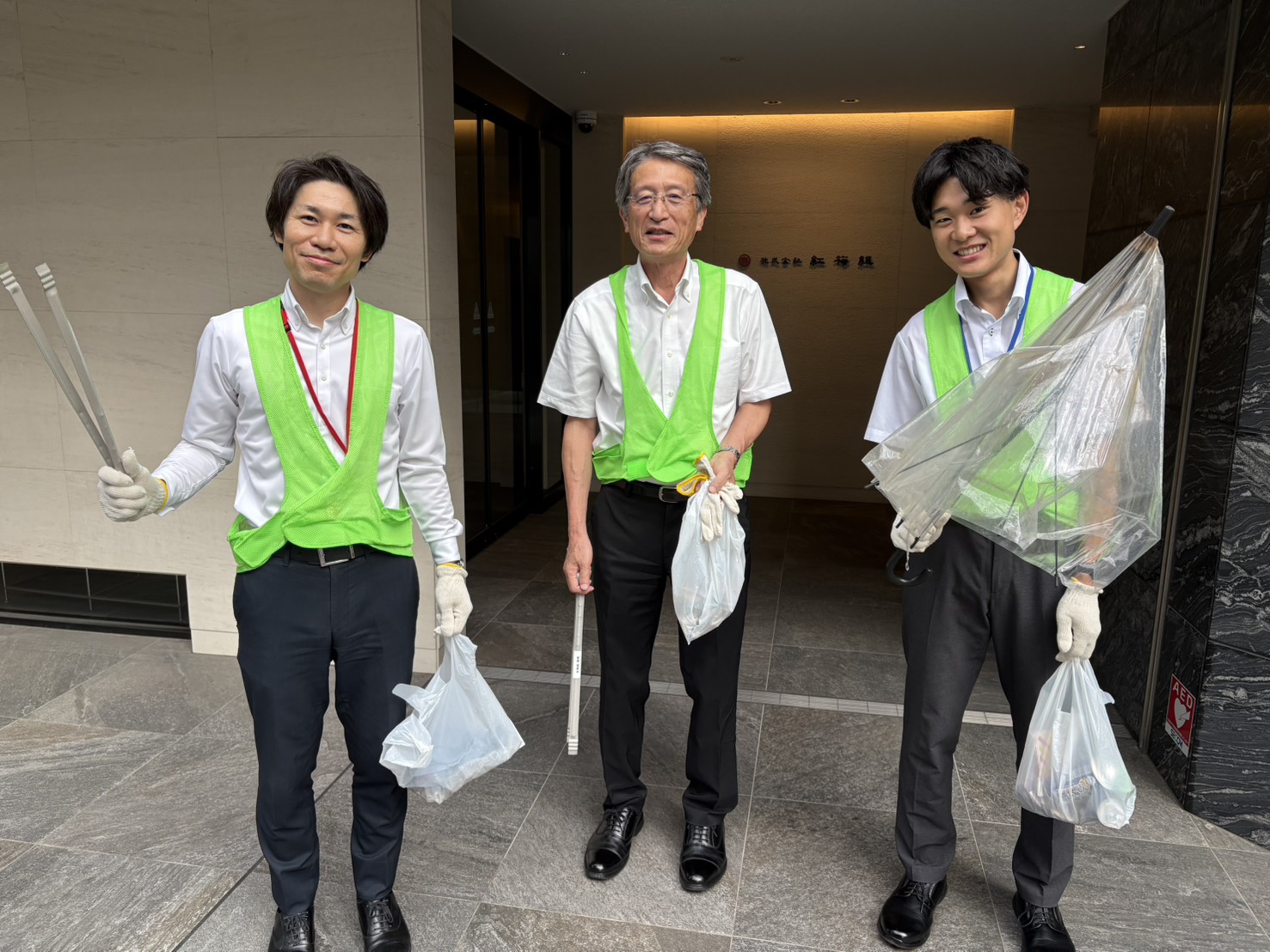 月例、会社周辺（西区戸部本町～花咲町）の清掃活動を行いました。