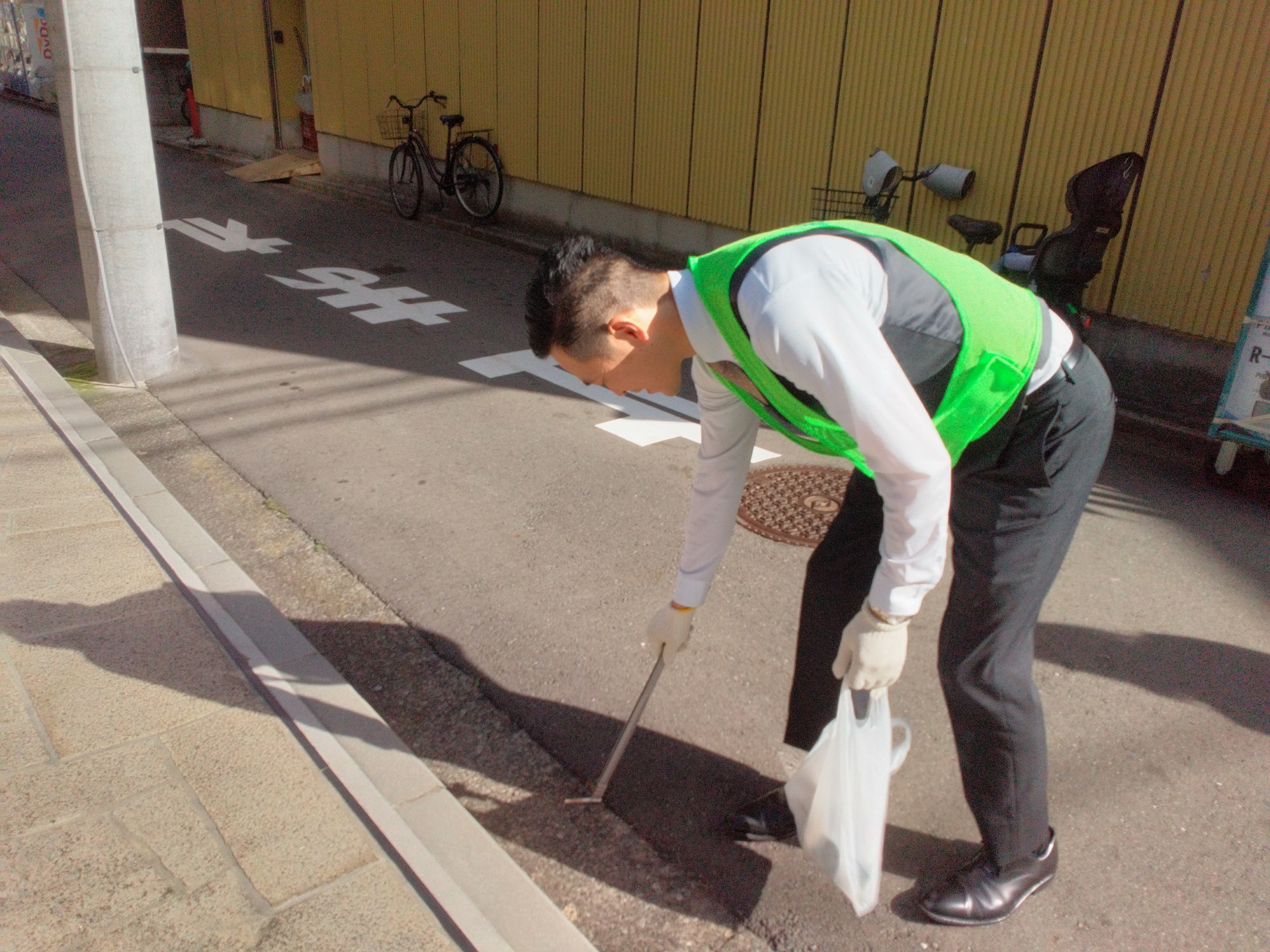 月例、会社周辺（西区戸部本町～花咲町）の清掃活動を行いました。